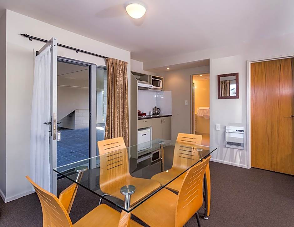 Twin Peaks Lakeside Inn