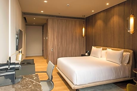 1 King Bed W/Balcony And Mob Acc Ri Shower