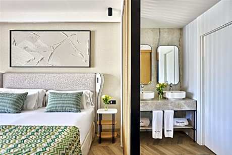 Superior Double Room With Swimming Pool View