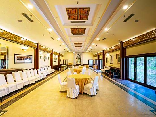 Woodville Palace by Signum