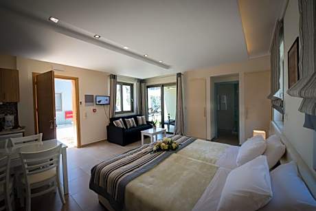 Family Studio (2 Adults + 2 Chidren)