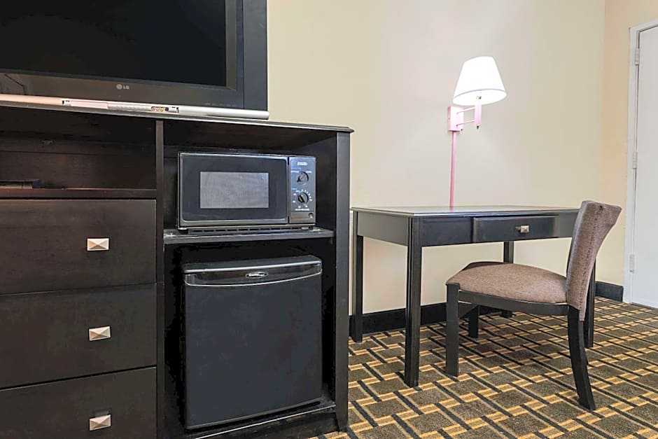 Super 8 by Wyndham Decatur/Lithonia/Atl Area
