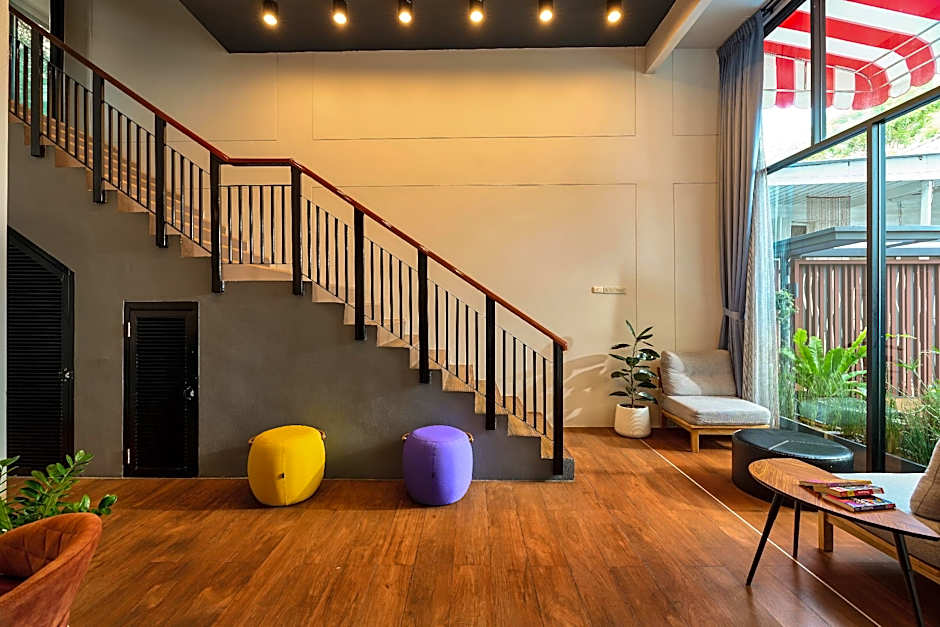 Red Door Samsen Hotel