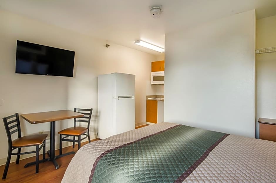 HomeTowne Studios by Red Roof Lake Charles - Sulphur