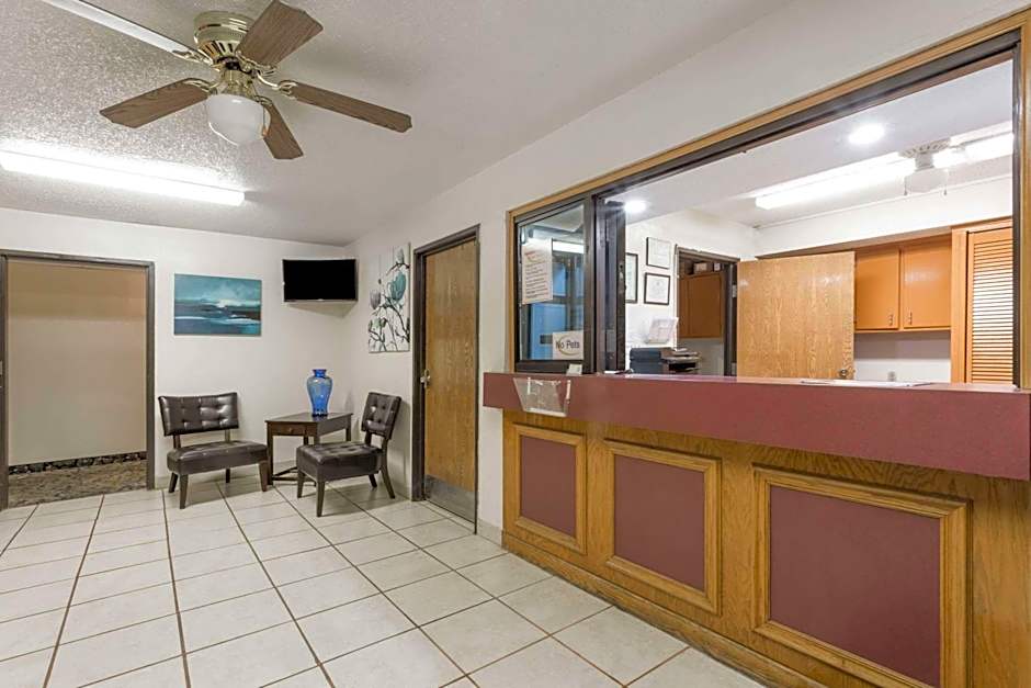 Super 8 by Wyndham Hampton