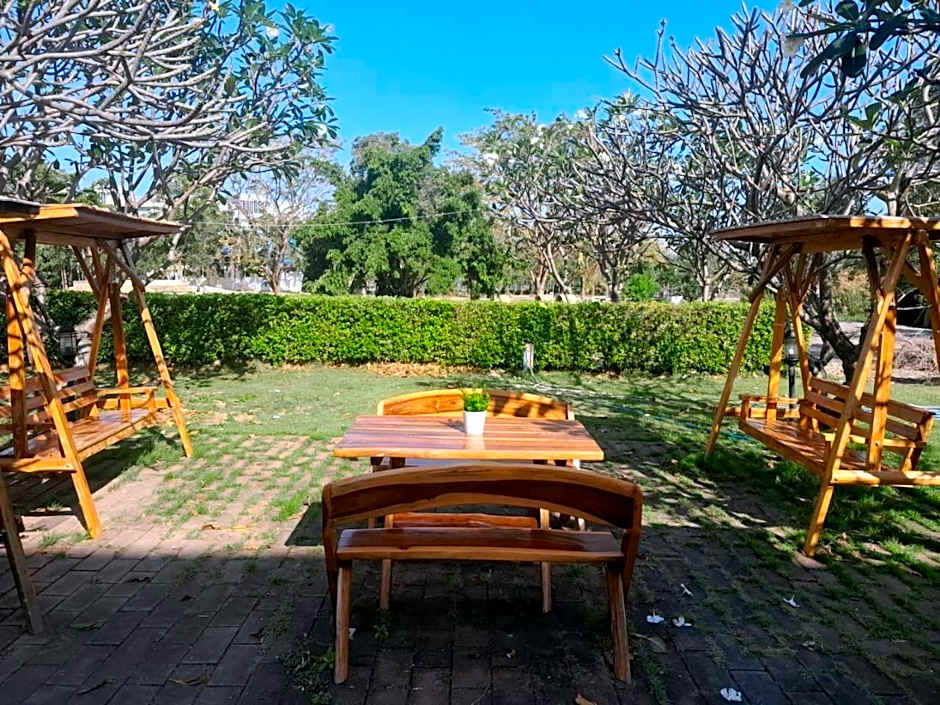 Creston Grand Hotel Suphan Buri