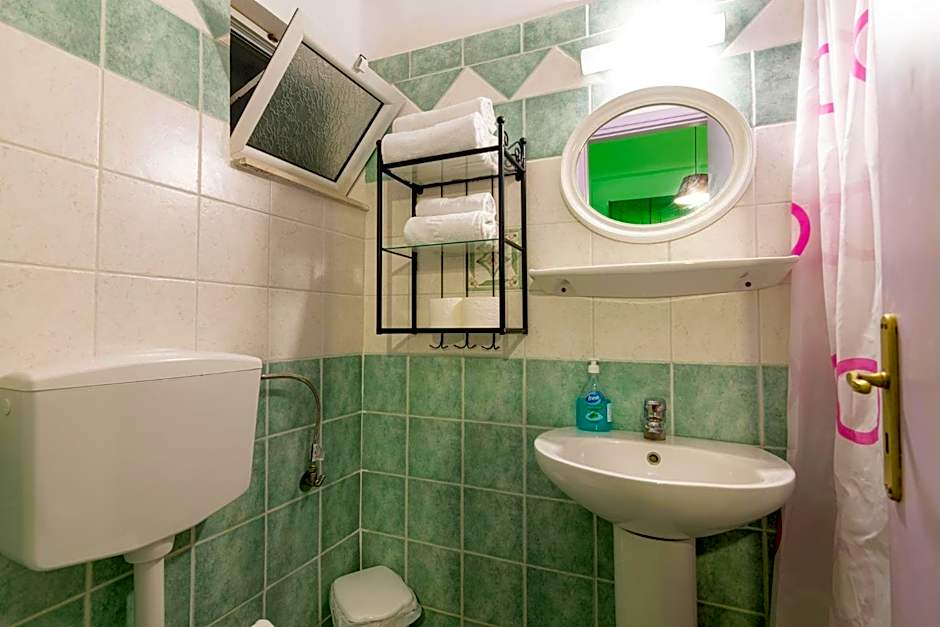 Ni-Mar Studios & Apartments