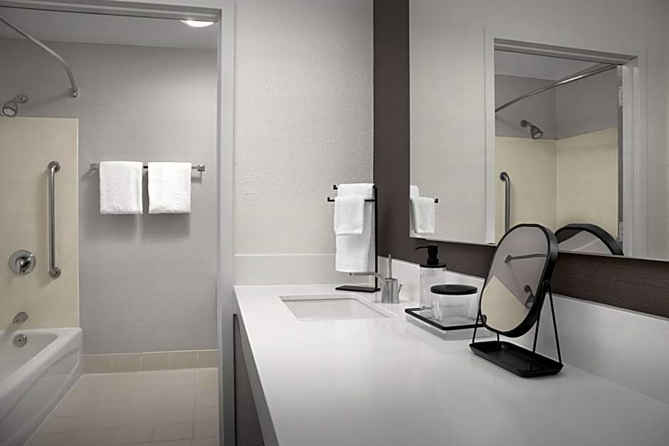 Courtyard by Marriott Dallas Addison/Quorum Drive