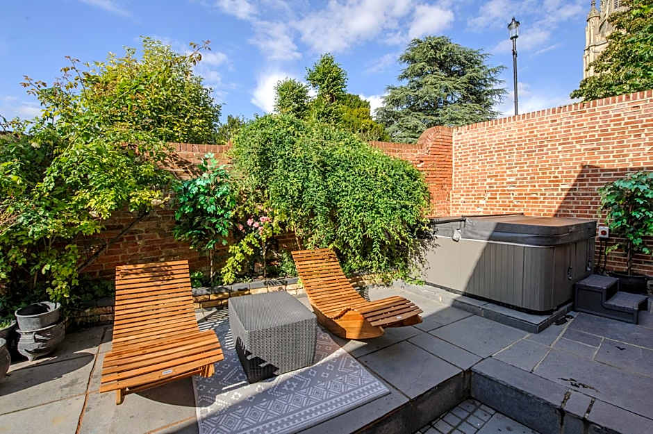 Executive Suite with Private HotTub, Full SkyTV in 600 Year Old Manor House