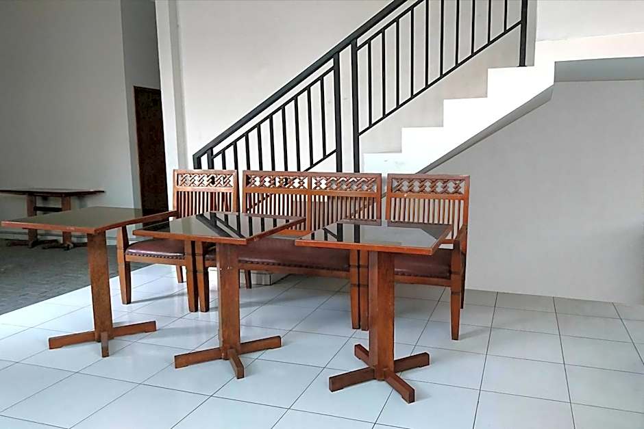 RedDoorz near Stasiun Tawang Semarang