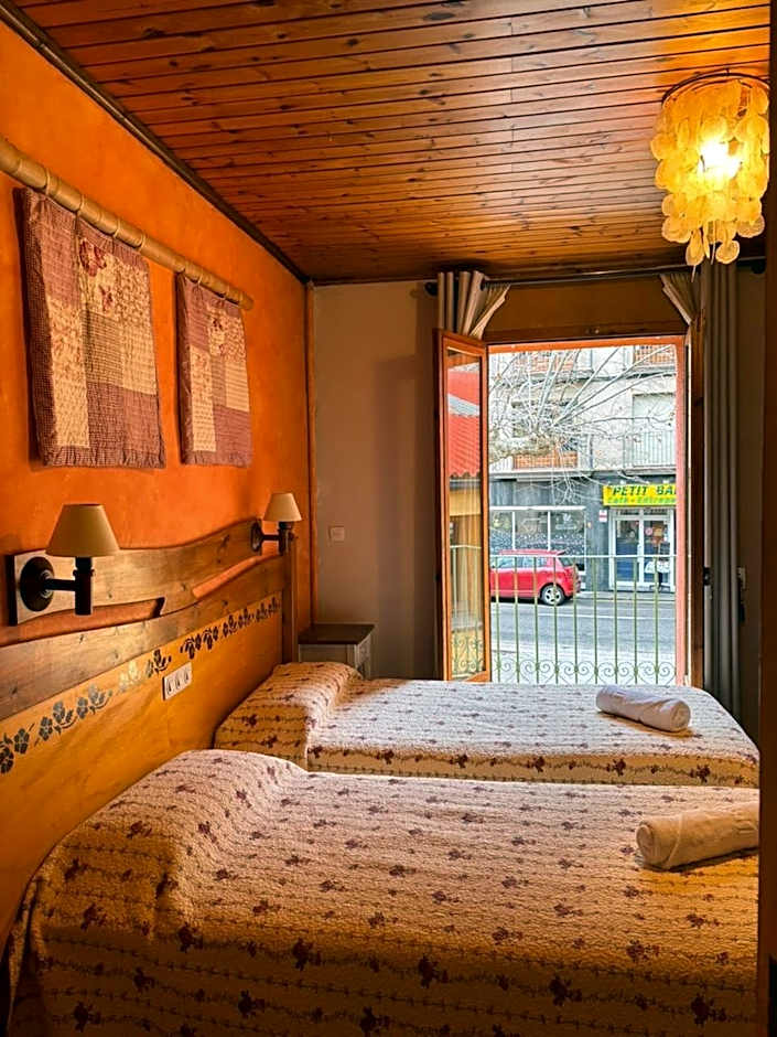 Foto 1 di 4 di 1 Double Bed or 2 Beds