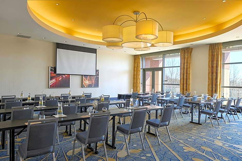 Renaissance by Marriott Arlington Capital View Hotel