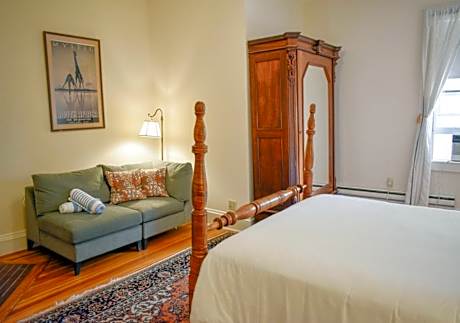 Richmond Room, Queen Bed & Fireplace