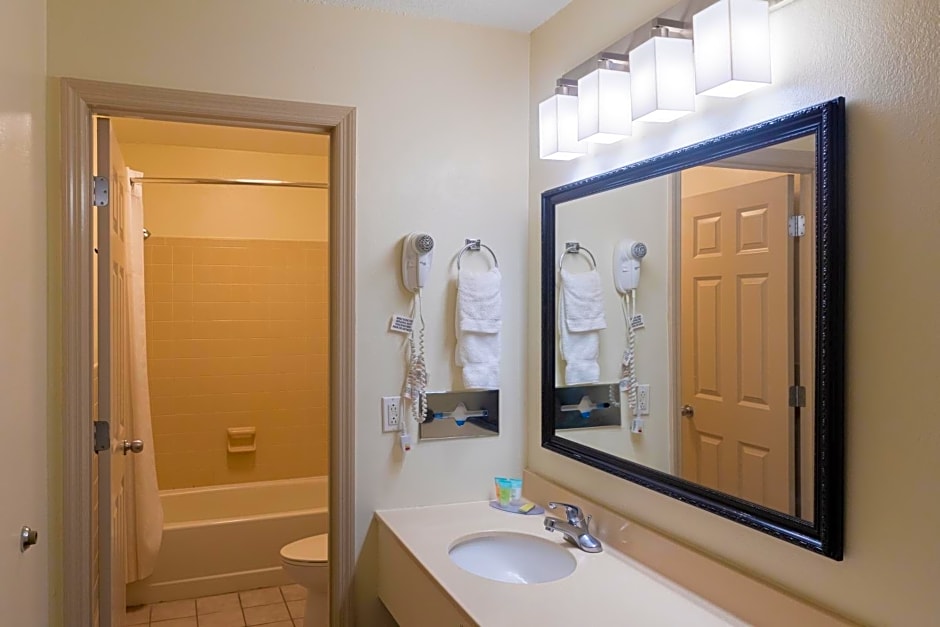 Cottonwood Suites Savannah Hotel & Conference Center