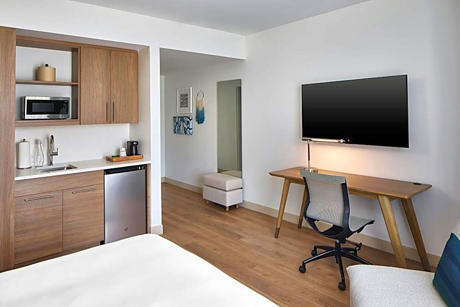 Photo 1 of 5 of Corner King Room