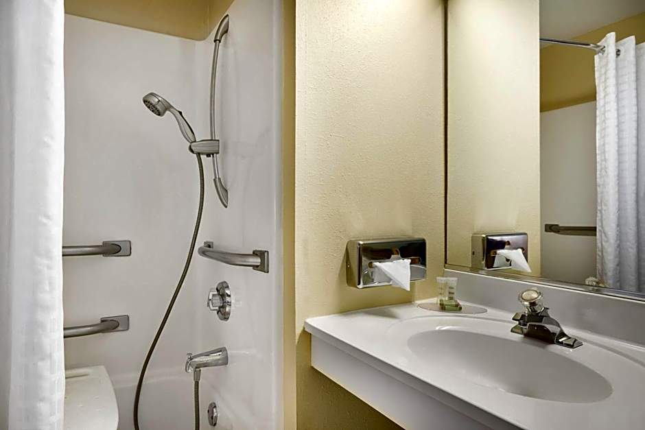 Super 8 by Wyndham Alton