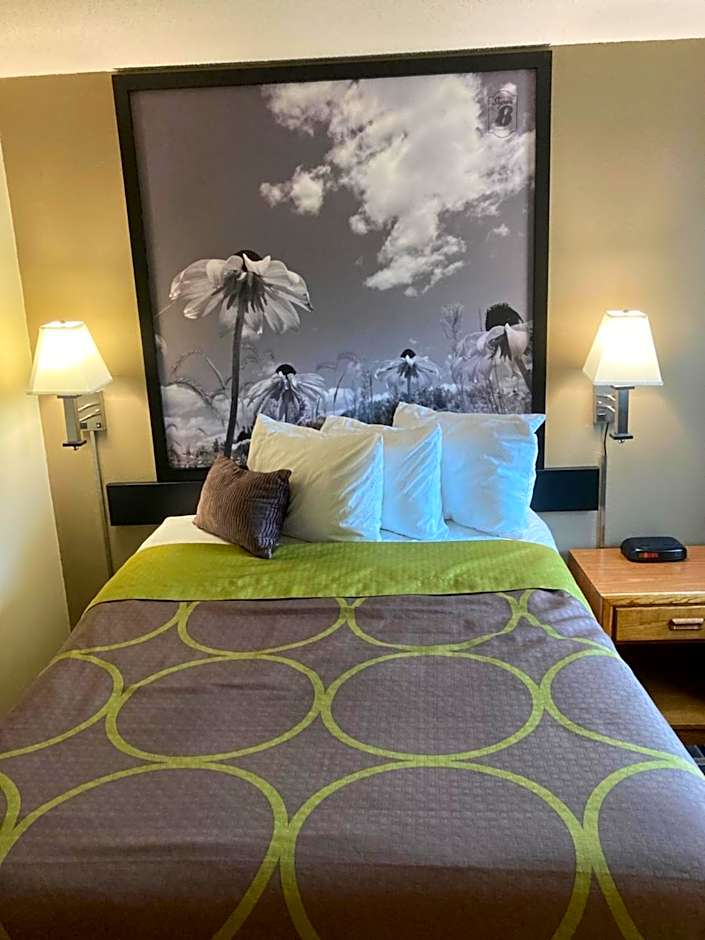 Super 8 by Wyndham Chisago City