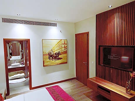 Premium Suite City View King Bed with both ways Airport Transfers