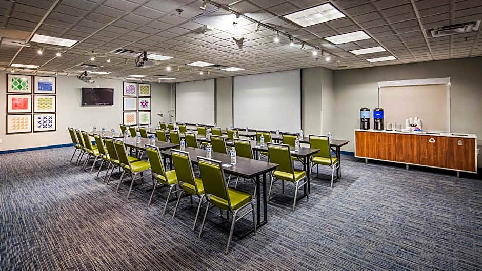 Holiday Inn Express & Suites Detroit - Farmington Hills By IHG