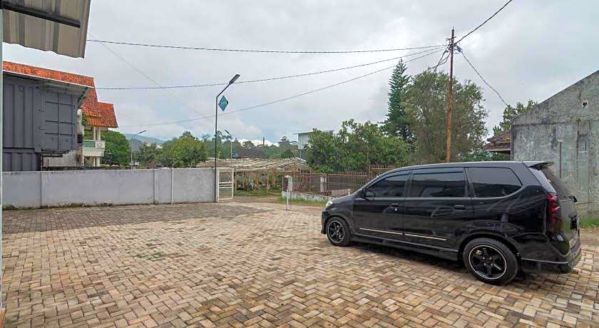 RedDoorz Plus near Lembang Park & Zoo