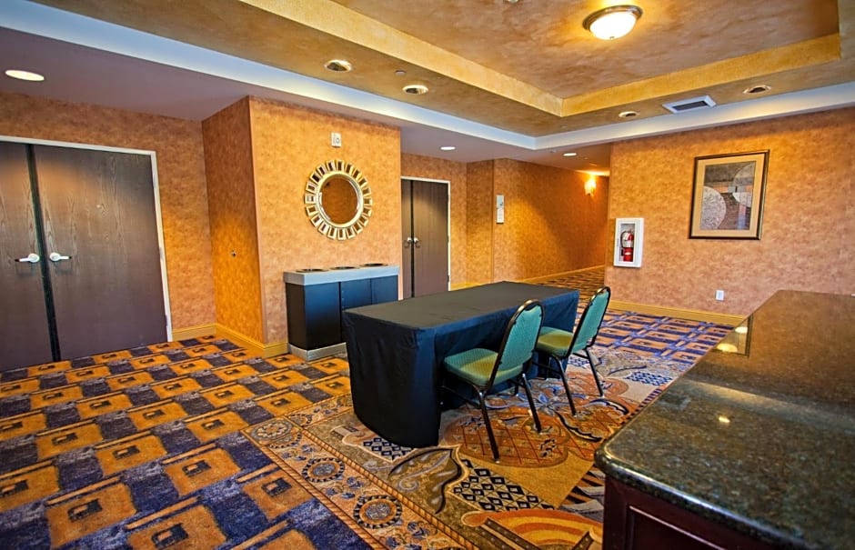 Holiday Inn Express & Suites Sacramento NE Cal Expo By IHG