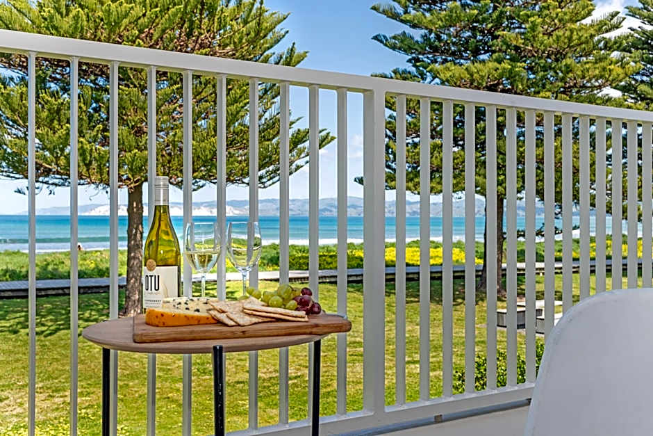 Whispering Sands Beachfront Motel