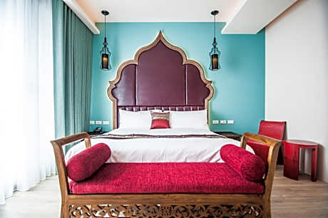 Deluxe Double Room with Side Sea View