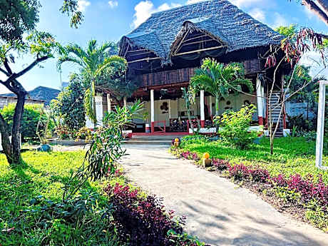 Tropinest bungalows & hostel