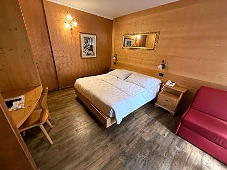Double or Twin Room with Mountain View