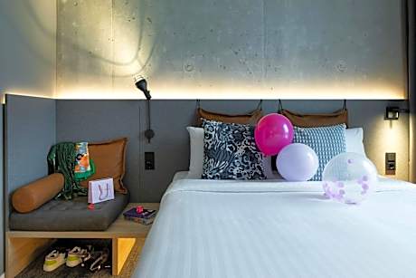 Moxy Queen Room