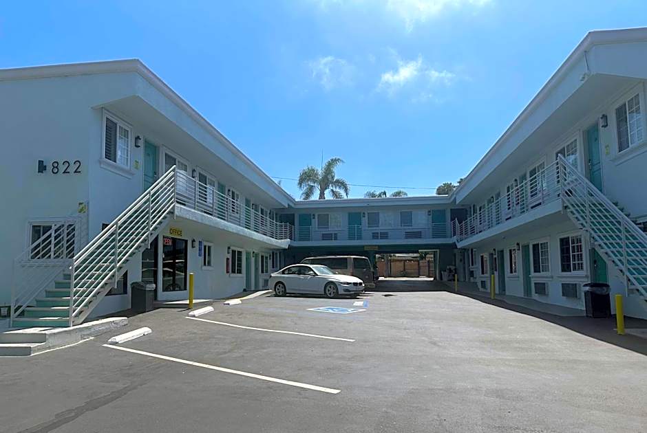 Super 8 by Wyndham Oceanside Downtown