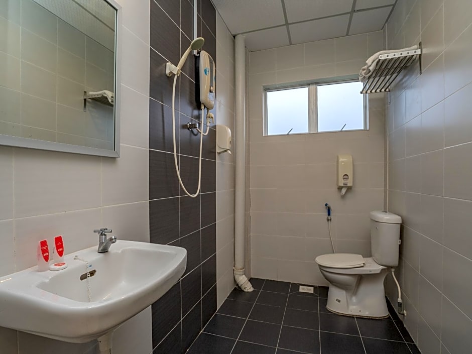 OYO 44078 The Island Hotel