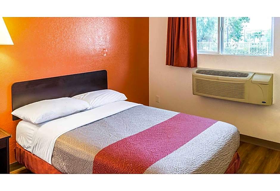 Motel 6-Bakersfield, CA - Convention Center