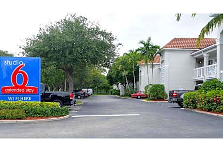 Studio 6 Extended Stay - West Palm Beach, FL