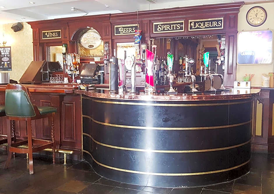 Ridge-Rock Accommodation