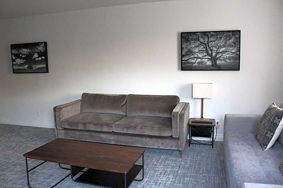 Vinland Hotel and Lounge