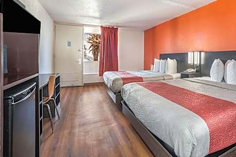 Deluxe Queen Room with Two Queen Beds - Smoking