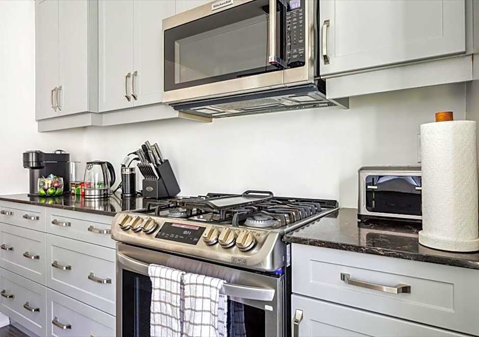 Luxurious and Beautiful, Barrie