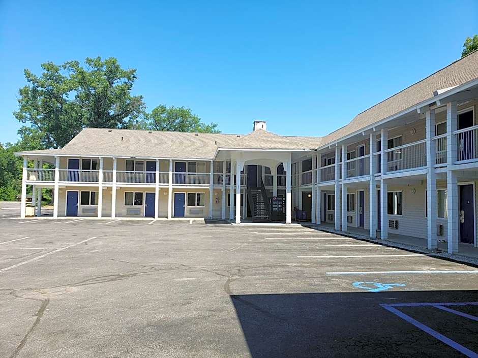 Travelodge by Wyndham Traverse City MI 