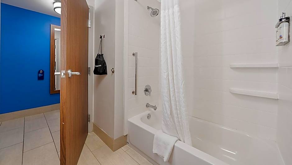 Holiday Inn Express & Suites Macon North By IHG