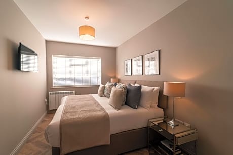 Apartment-Apartment-Communal washrooms-Courtyard view-The Hideaway