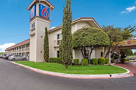 Motel 6 Dallas Market Center