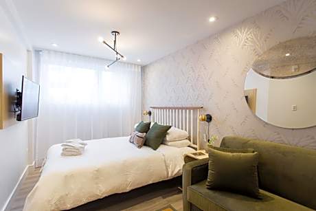 16 Studio Apartment-Hotel in Little Italy by Den Stays