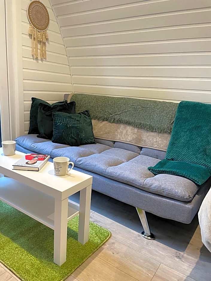 Paddock Pod - Sleeps 4 & Roofed Over Private Hot Tub & NEW SAUNA