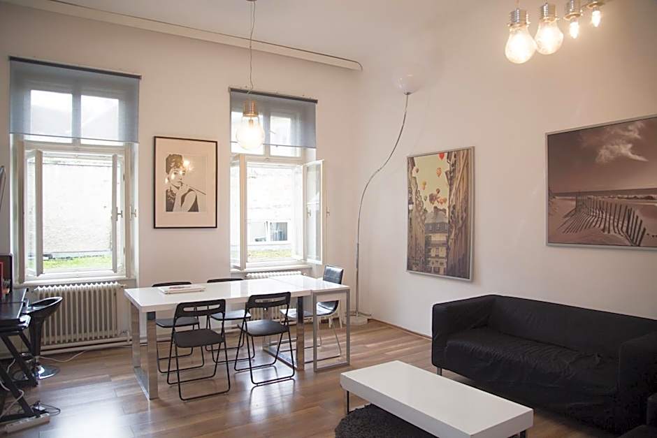 Lovecroatia Zagreb-'Paxnest' HOSTEL, No party! Cozy and quiet! Separated Men and women's Dormitory and Shower room! Indoor shoes provided! Lower beds with curtains for privacy! Maximum 4-5 beds per room! Fully prepared bed sheets! Have Laundry shop