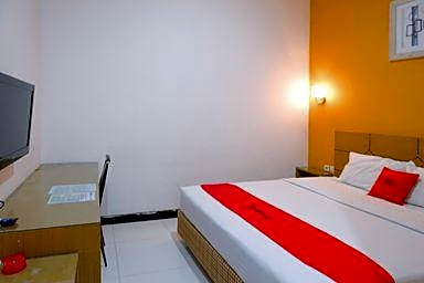 RedDoorz near Monumen Habibi Ainun