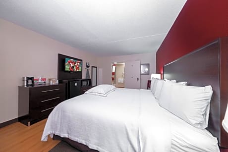 Premium King Room Disability Access Smoke Free (Upgraded Bedding & Snack Box)