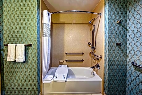 2 Queen Mobility Hearing Accessible Tub Non-Smoking