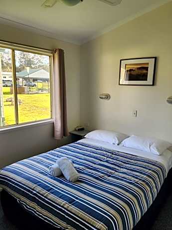 Snug Cove Two-Bedroom Villa with Spa Bath - No Pets Allowed