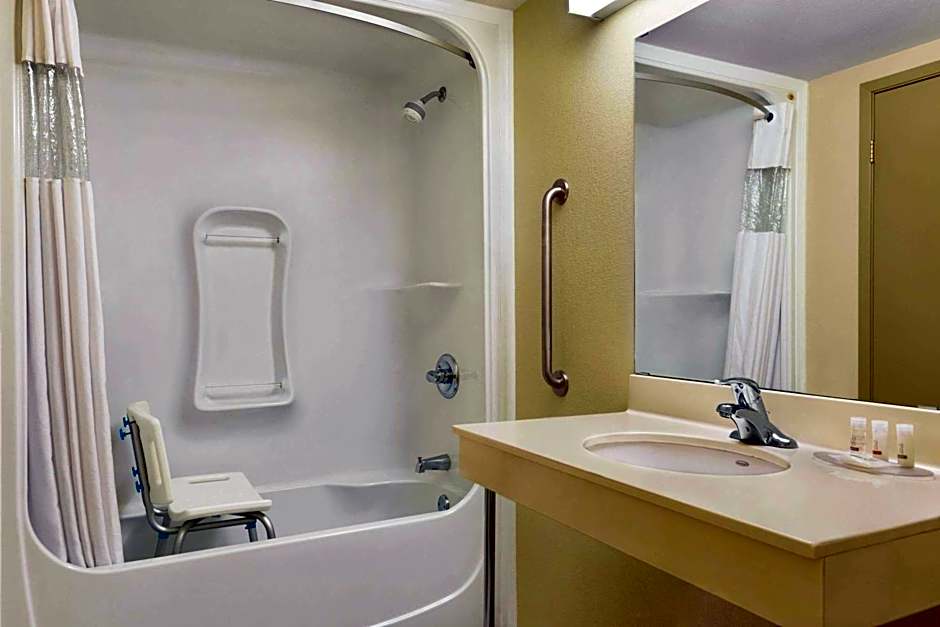 Days Inn & Suites by Wyndham Thompson